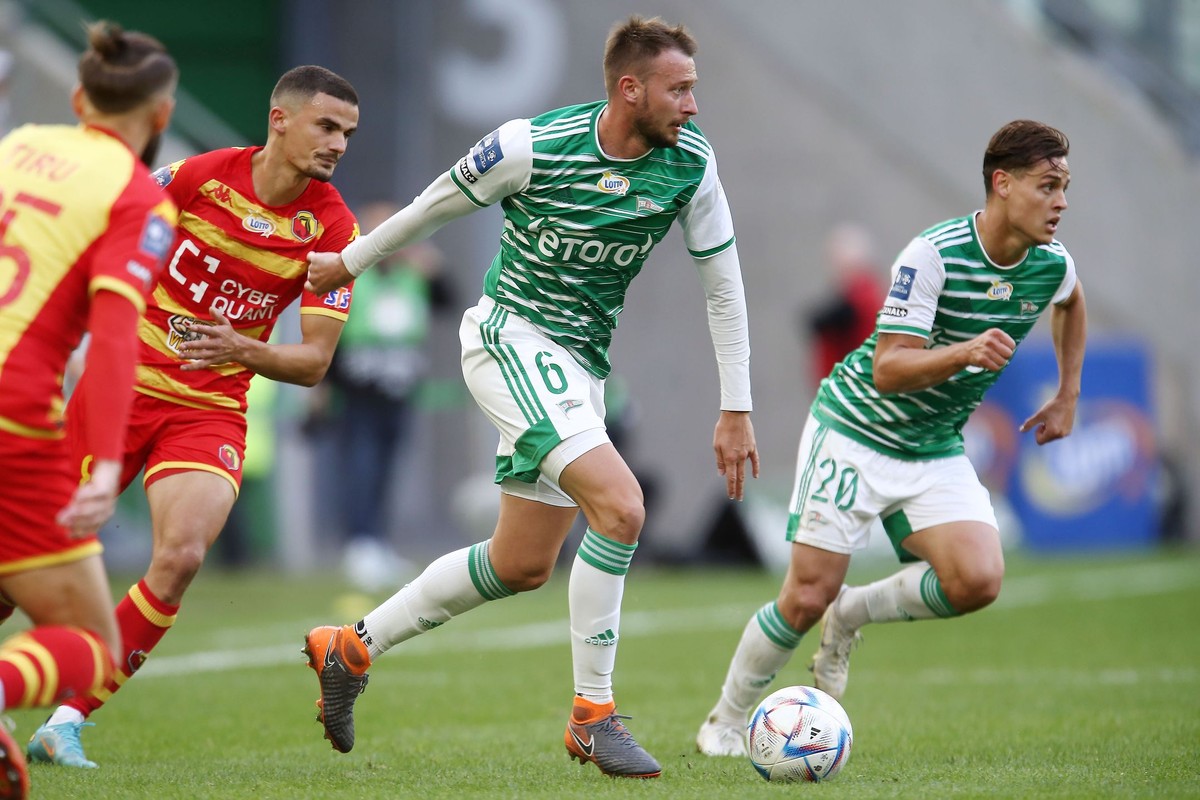 Piłkarze Lechii Gdańsk Jarosław Kubicki (C) i Conrado (P) oraz Nene (L-tył) z Jagiellonii Białystok