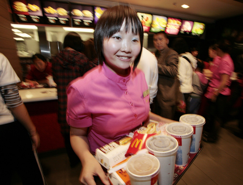 Kelnerka w restauracji McDonald's w Chinach
