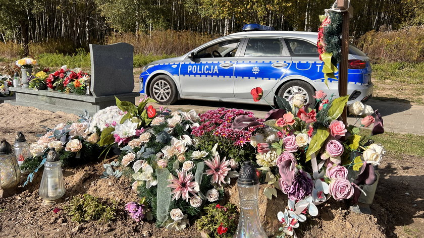 Policyjny radiowóz pilnuje grobu na elbląskim cmentarzu