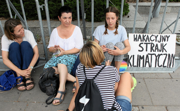 13-latka protestuje przed Sejmem ws. klimatu. Tak odpowiedział na tę akcję premier Morawiecki