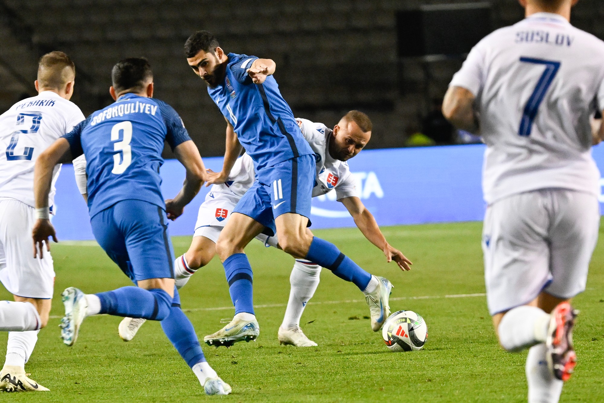 Uprostred vpravo Stanislav Lobotka (Slovensko) a vľavo Ramil Šejdajev (Azerbajdžan).