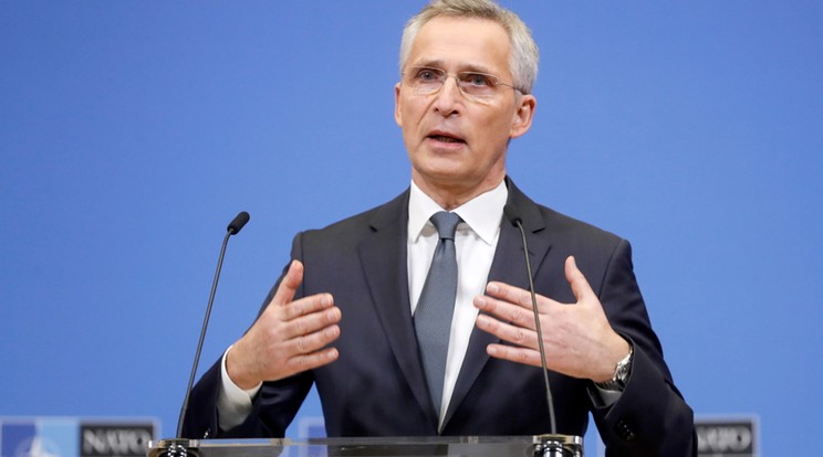 Jens Stoltenberg NATO-főtitkár sajtóértekezletet tart a 30 államot tömörítő észak-atlanti védelmi szervezet rendkívüli csúcsértekezlete után Brüsszelben 2022. február 24-én. Vlagyimir Putyin orosz elnök február 24-én hajnalban katonai művelet végrehajtását rendelte el a Donyec-medencében, leszögezve, hogy Oroszország tervei között nem szerepel Ukrajna megszállása, ugyanakkor törekedni fog az ország demilitarizálására. Az orosz erők mindazonáltal Ukrajna más térségeiben is támadtak katonai célpontokat, és támadást indítottak az oroszbarát szakadárok is az általuk ellenőrzött kelet-ukrajnai területeken. Az ukrán vezetés hadiállapotot vezetett be. A nyugati világ elítélte az orosz hadműveletet, és súlyos szankciókat helyezett kilátásba Moszkva ellen.MTI/EPA/Stephanie Lecocq