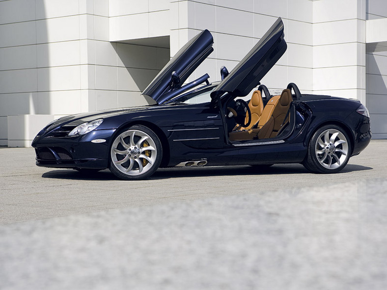 Mercedes-Benz SLR McLaren Roadster – kwiaty we włosach potargał wiatr...