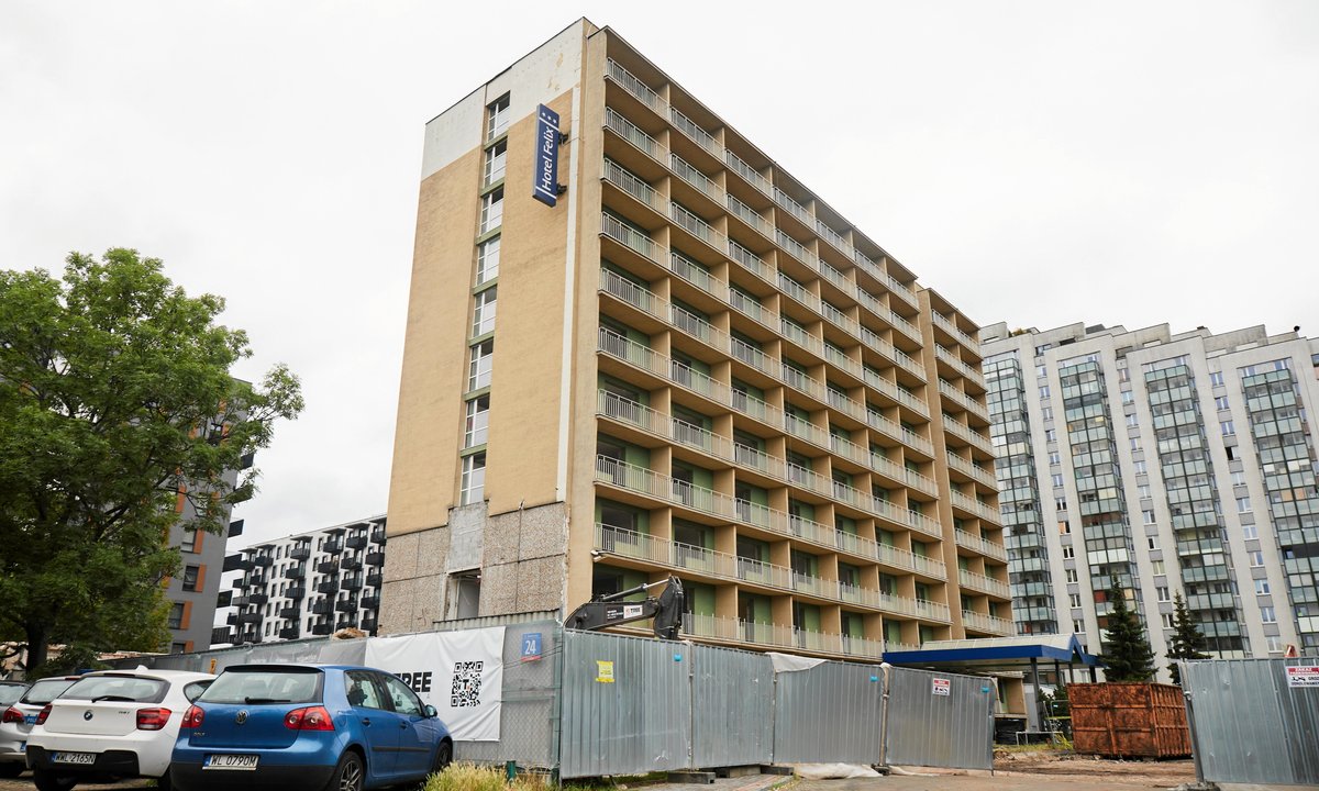 Okna z rozbiórki hotelu na odbudowę Ukrainy. To efekt działania Fundacji Brda