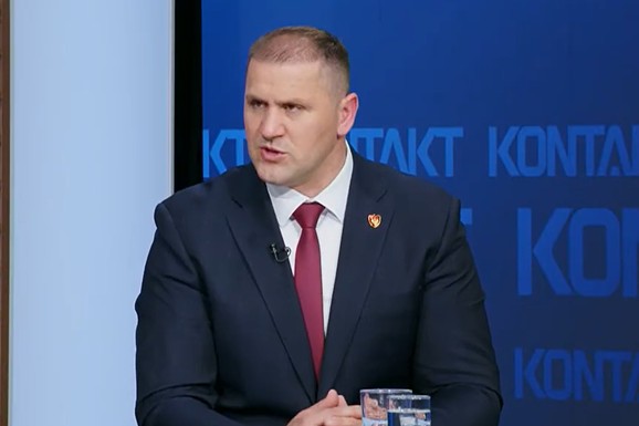 DRONOM SNIMAO KRETANJE DIREKTORA POLICIJE Uhapšena saradnica u nikšićkom tužilaštvu, sa njom pao muškarac: Pratili AUTO I POLICAJCE, pa snimak delili na društvenim mrežama