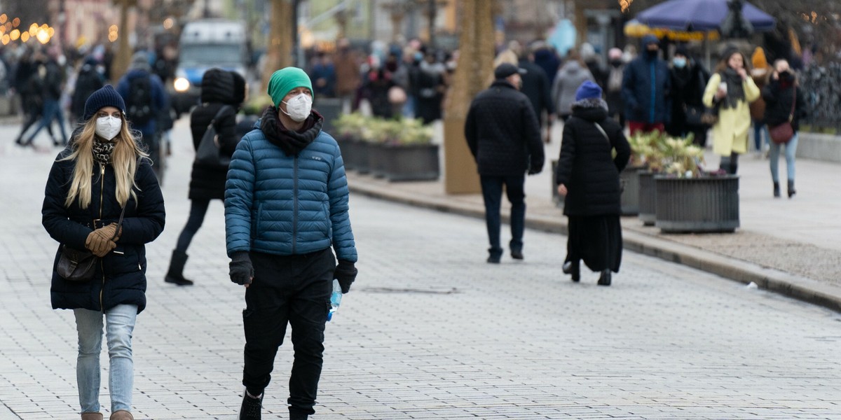 Szczepienia na razie tylko w niewielkim stopniu wpływają na zmniejszenie liczby stwierdzonych przypadków zachorowań, ale za to zmniejszają liczbę osób hospitalizowanych oraz zgonów z powodu COVID-19 - mówi dr Franciszek Rakowski.