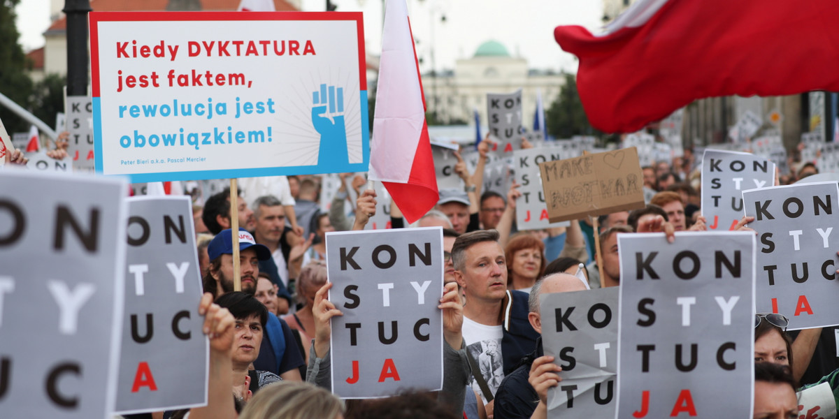 Od kilku dni w Warszawie i wielu innych miastach organizowane są demonstracje. Ich uczestnicy domagają się prezydenckiego weta w sprawie trzech ustaw dotyczących sądownictwa