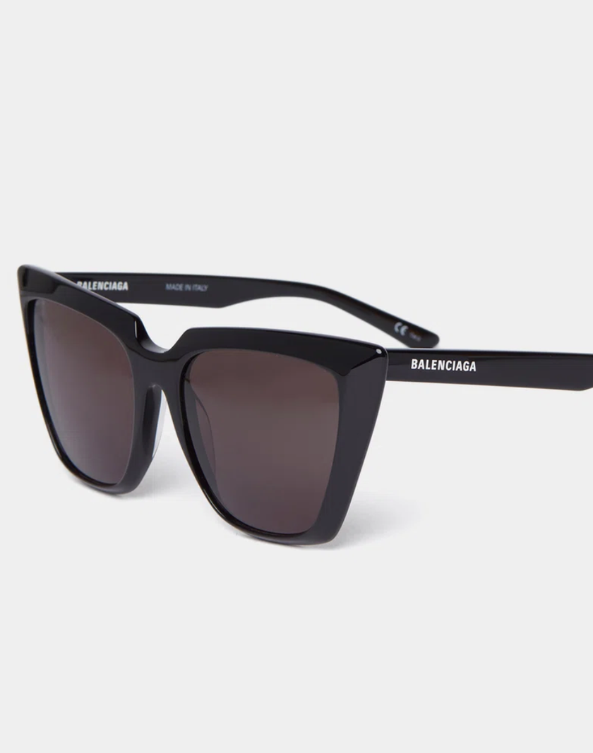 Un modèle un peu plus grand de Balenciaga, environ 280 francs, chez Stylebop.