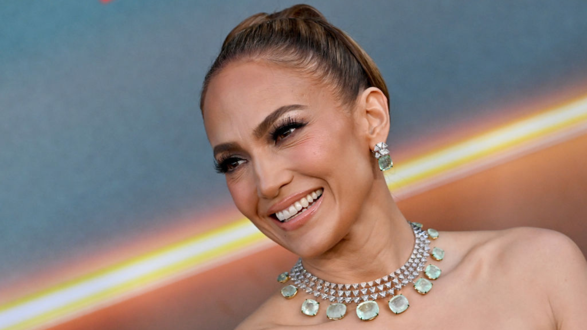 Jennifer Lopez úgy ünnepelte 55. születésnapját, mintha most érkezett volna a Bridgerton forgatásáról