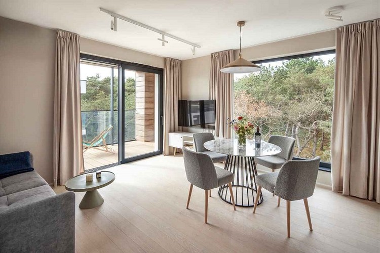 Apartamenty w inwestycji Wydma&Las stanowią unikatowy produkt inwestycyjny. Nabywcy mogą skorzystać z obsługi operatorskiej Your Destination – podmiotu specjalizującego się w zarządzaniu apartamentami i najmie turystycznym.