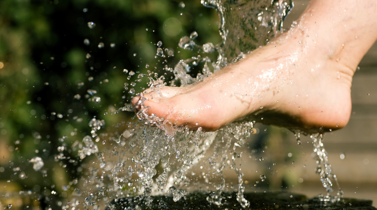 Jól stimulálja a talpizmokat a hideg vizes lábfürdő / Fotó: Northfoto