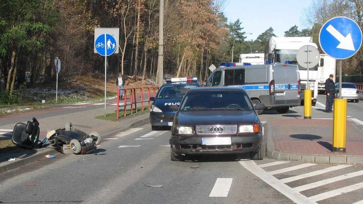 Wczoraj 41-letni pirat bez prawa jazdy najechał na przejściu dla pieszych na 79-letnią kobietę, która chciała przejechać je w elektrycznym wózku inwalidzkim. Po wypadku, ranna kobieta trafiła do szpitala.