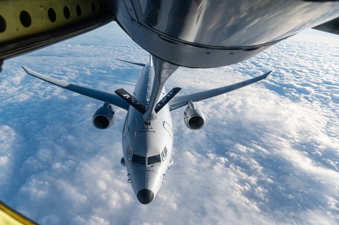 Należący do innego U.S. Navy P-8 Poseidon w trakcie tankowania nad Rumunią. Samolot pobiera paliwo z latającego tankowca KC-135 Stratotanker z U.S. Air Force.