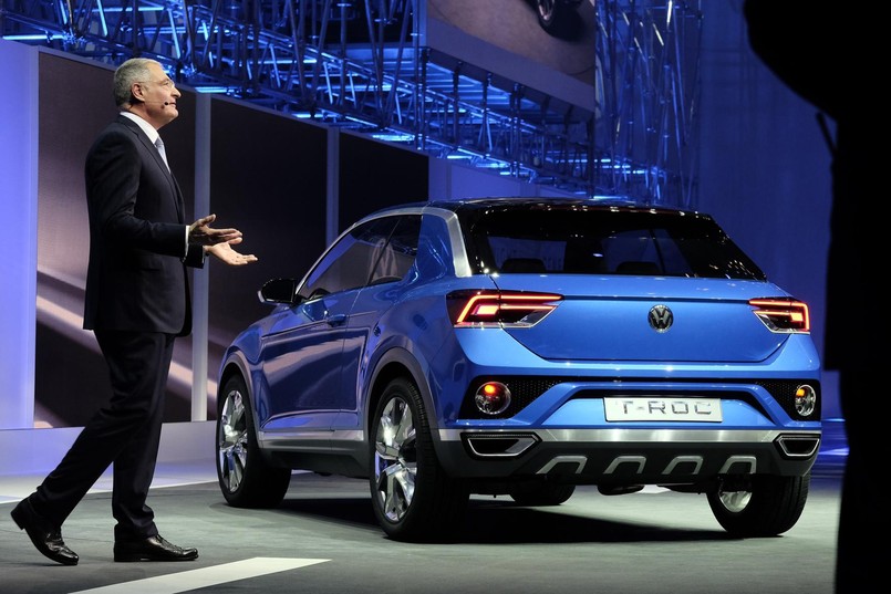 Volkswagen t-roc to nowa konstrukcja niemieckich inżynierów. Mierzy 4179 mm długości, 1831 mm szerokości i 1501 mm wysokości. Nadwozie zostało skonstruowane na bazie modułowej platformy podłogowej dla samochodów z silnikiem montowanym poprzecznie (MQB). Tą samą platformę wykorzystuje m.in. nowy golf, skoda octavia czy audi A3. Rozstaw osi wynosi 2595 mm. W opinii konstruktorów nowy SUV jest lekki - waży 1420 kg...