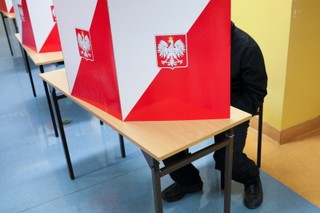 Trwa sprawdzenie pirotechniczne w warszawskim lokalu wyborczym. Komisję zamknięto