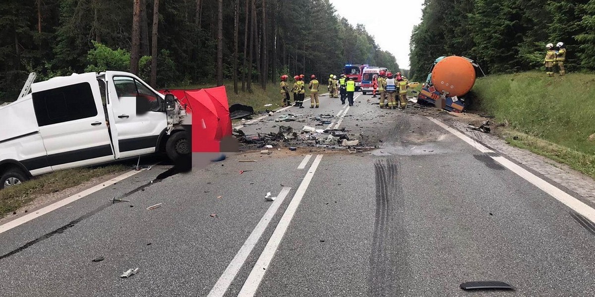 Droga była usłana rozbitymi w drobny mak elementami karoserii. Tragedia w Rybnikach.