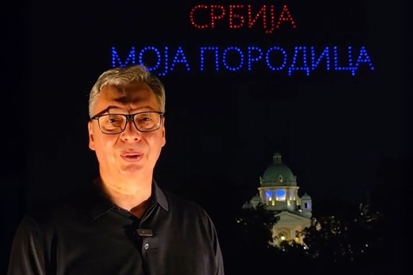"PREDIVAN ŠOU! VIDIMO SE SUTRA U 18 ČASOVA!" Dronovi najavili veliki skup SNS na nebu iznad Skupštine, Vučić objavio snimak (FOTO, VIDEO)