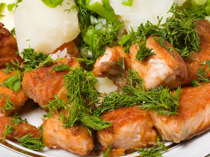 11361_WEB-natur-oslic-+stock-photo-plate-of-slices-fish-and-potato-shutterstock_8001025