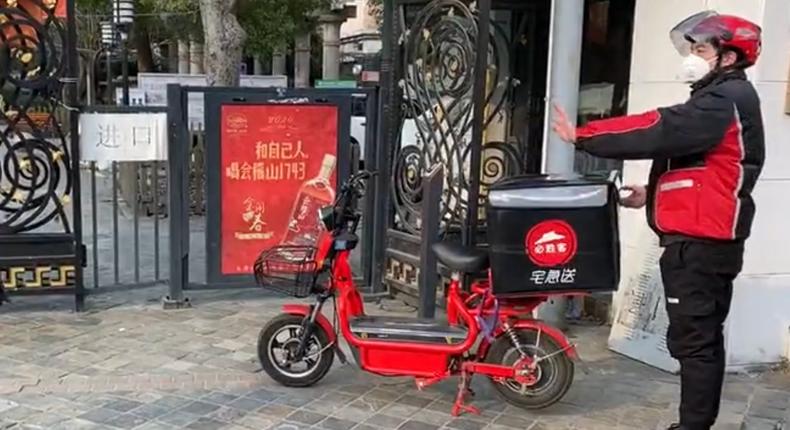Pizza Hut and KFC contactless delivery in China.PNG