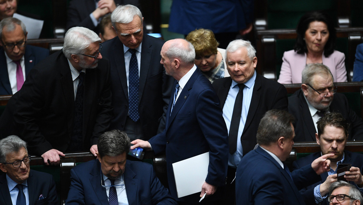 We wtorek Sejm zajmie się prawdopodobnie projektem ustawy PiS obniżającym o 20 proc. uposażenie parlamentarzystom - wynika ze wstępnego harmonogramu Sejmu. Zgodnie z projektem wpływy budżetu państwa zwiększą się w skali roku o ok. 13 mln złotych.