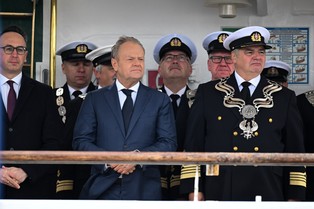 "Tutaj rozgrywa się nasza przyszłość". Tusk: Polska staje się portową potęgą na Bałtyku