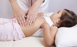 Kolejne przypadki tajemniczego zapalenia wątroby u dzieci. OBJAWY