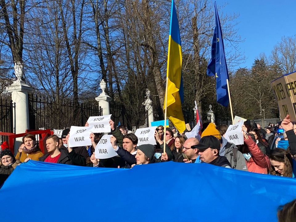 Manifestacja przed rosyjską ambasadą w Warszawie