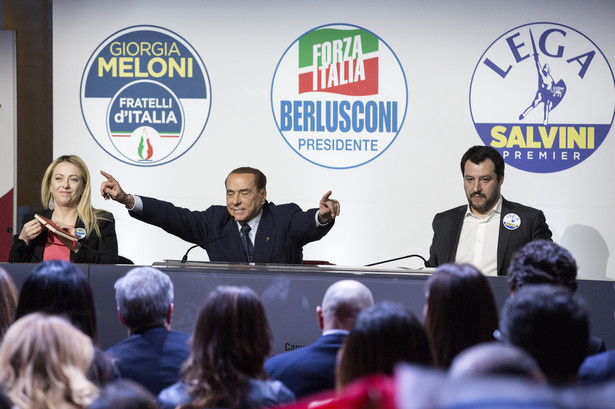 Konferencja prasowa bloku centroprawicowego. Od lewej: Giorgia Meloni, liderka prawicowego ugrupowania Bracia Włosi, Silvio Brelusconi, lider Forza Italia oraz Matteo Salvini, przywódca eurosceptycznej Ligi Północnej. Rzym, 1.03.2018