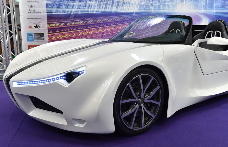 A co z bezpieczeństwem? Poza tym, że wodór to paliwo przyjazne dla środowiska jest on znacznie bezpieczniejszy od gazu LPG, a nawet od benzyny. Wszystko dzięki temu, że jest to pierwiastek ponad 14 razy lżejszy od powietrza, co ma ogromna wagę w przypadku rozszczelnienia instalacji.
<br>
Poza walorami technicznymi na szczególną uwagę zasługuje także autorski design. Co tu dużo mówić. „Premier” jest po prostu ładny.


<br><br> fot. (mr) PAP/Jacek Bednarczyk