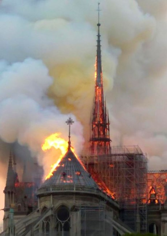 Požar u čuvenoj pariskoj katedrali
