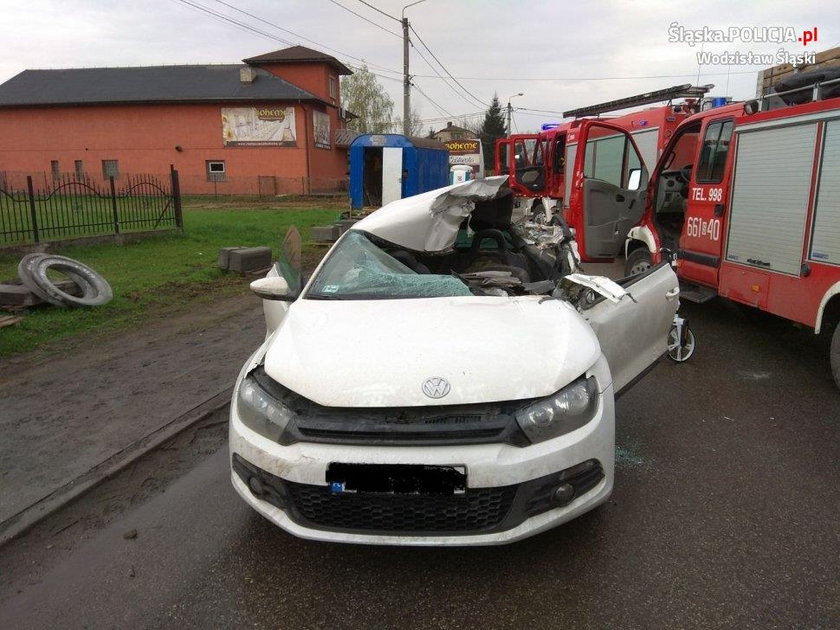 Volkswagen uderzył w koparkę. Z auta została miazga!