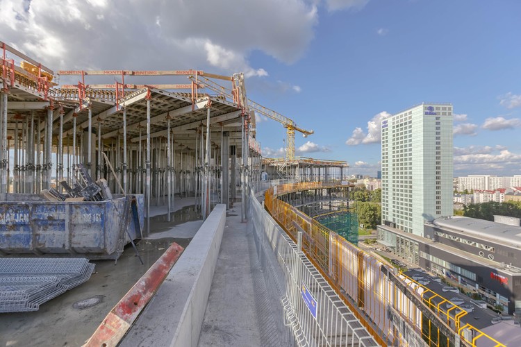 Między budynkami kompleksu Warsaw Spire ma powstać plac miejski z elementami zieleni i małej architektury, sklepami, restauracjami i fontannami, który będzie służył mieszkańcom Warszawy jako przestrzeń publiczna i miejsce spotkań i odpoczynku. Budowany pod kompleksem Warsaw Spire 5-kondygnacyjny podziemny parking zaoferuje miejsca dla 1300 samochodów.