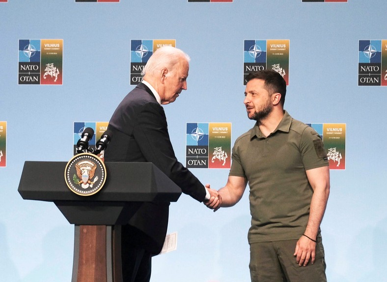 Prezydent USA Joe Biden i prezydent Ukrainy Wołodymyr Zełenski na konferencji prasowej w celu ogłoszenia „wspólnej deklaracji poparcia dla Ukrainy” państw G7 i UE podczas szczytu NATO w Wilnie, Litwa, 12 lipca 2023 r.