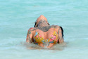 Jemma Lucy w bikini na plaży