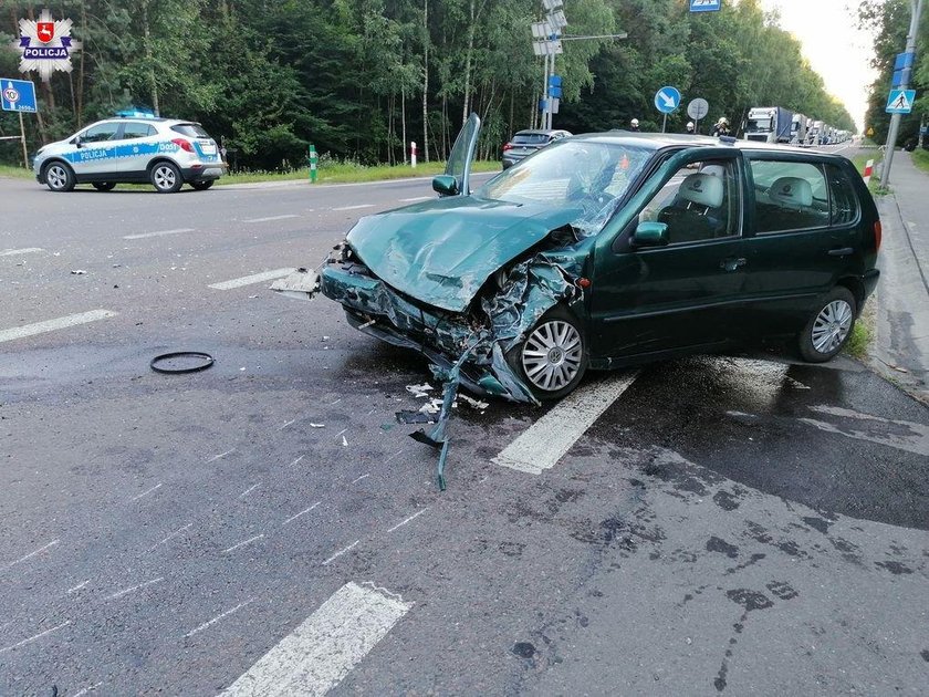 Paszki Małe: kompletnie piana matka wiozła dzieci i spowodowała wypadek