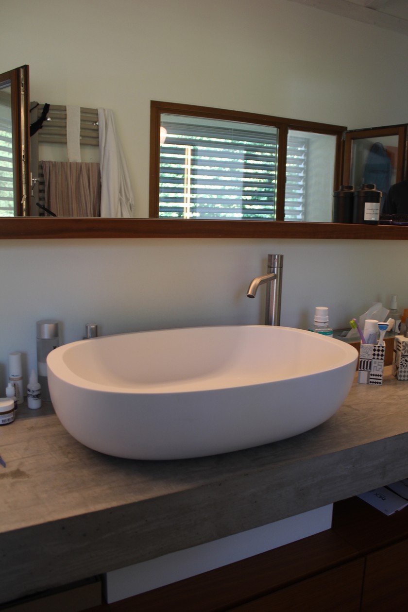 Das aufgesetzte Waschbecken verströmt Eleganz. 