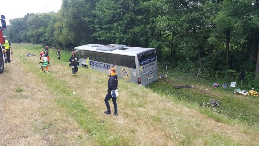 Autokar przewrócił się na A4