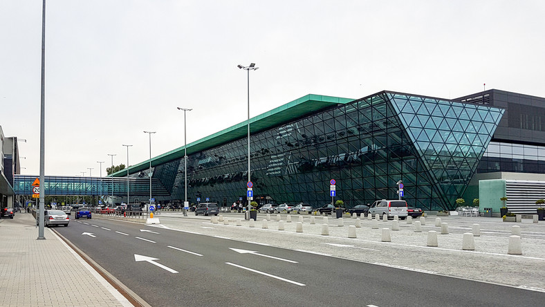 Oferta miejsc postojowych na lotnisku Kraków-Balice jest bardzo rozbudowana. Obejmuje ponad 13 lokalizacji. Ile kosztuje postój i co oferują konkretne parkingi? 