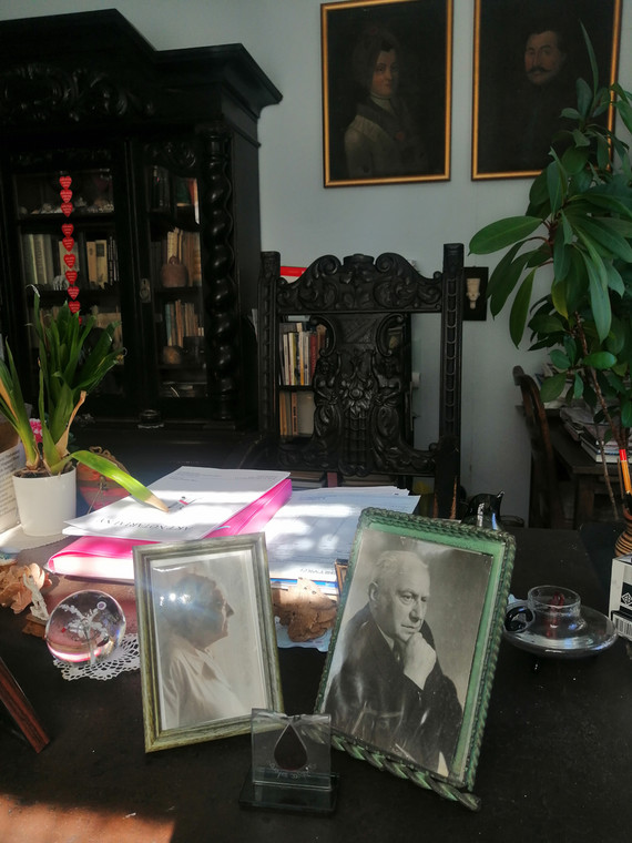 Fotografie Hanny i Ludwika Hirszfeldów wciąż stoją na biurku dr Ewy Bohdanowicz