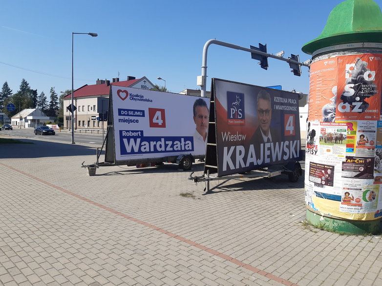 Plakat kandydata KO zasłonięty przez plakat kandydata PiS, Tarnów