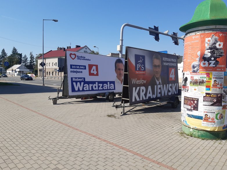 Plakat kandydata KO zasłonięty przez plakat kandydata PiS, Tarnów