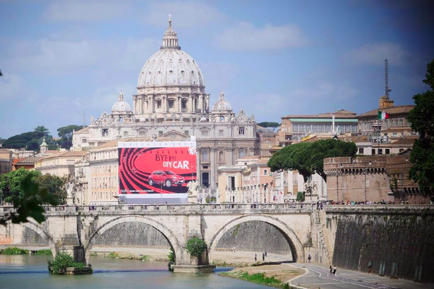 Franciszek interweniował? Usunięto reklamę zasłaniającą bazylikę św. Piotra