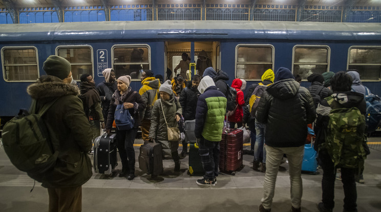 Budapestre érkező ukrajnai menekültek / Fotó: MTI/Balogh Zoltán