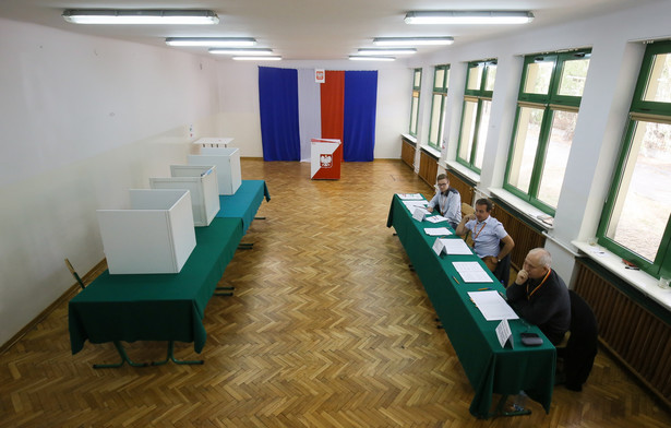 Ktoś spadł z krzesła, ktoś przyszedł pijany. Incydenty w czasie referendum