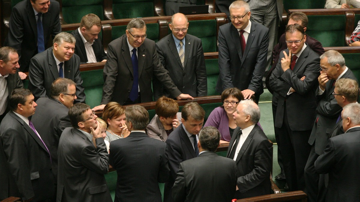 Sejmowa komisja sprawiedliwości na wniosek PiS omawiała - jak to określono - "prześladowania osób mających negatywny stosunek do obecnych władz". Komisja wysłuchała kibiców, ukaranych za okrzyki: "Donald matole, twój rząd obalą kibole". Jako przykłady tych "prześladowań" PiS podaje przeszukanie ABW u autora strony antymokor.pl i ukaranie mandatami kibiców za okrzyki o "matole".