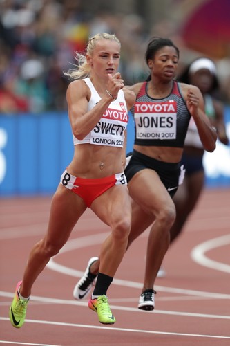 Justyna Święty (L) podczas biegu eliminacyjnego na dystansie 400 m