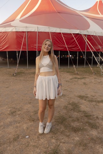 A csillogós melltartó mindig nyerő választás - Lucia Polácková - Top SHEIN, Melltartó, szoknya és ékszer H&M, Óra APPLE WATCH, Tornacipő NIKE