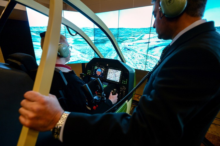 <b>Na zdjęciu:<b> Prezentacja kokpitu śmigłowca Bell Helicopter AH-1Z Viper  <br><br>(mo/cat) (obm/cat) PAP/Marcin Obara