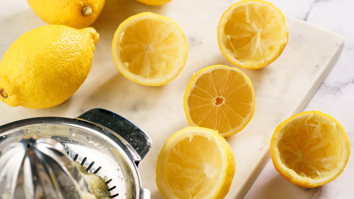 Ovaj jednostavan kuhinjski trik sa limunom čini sudove besprekorno čistim bez hemije
