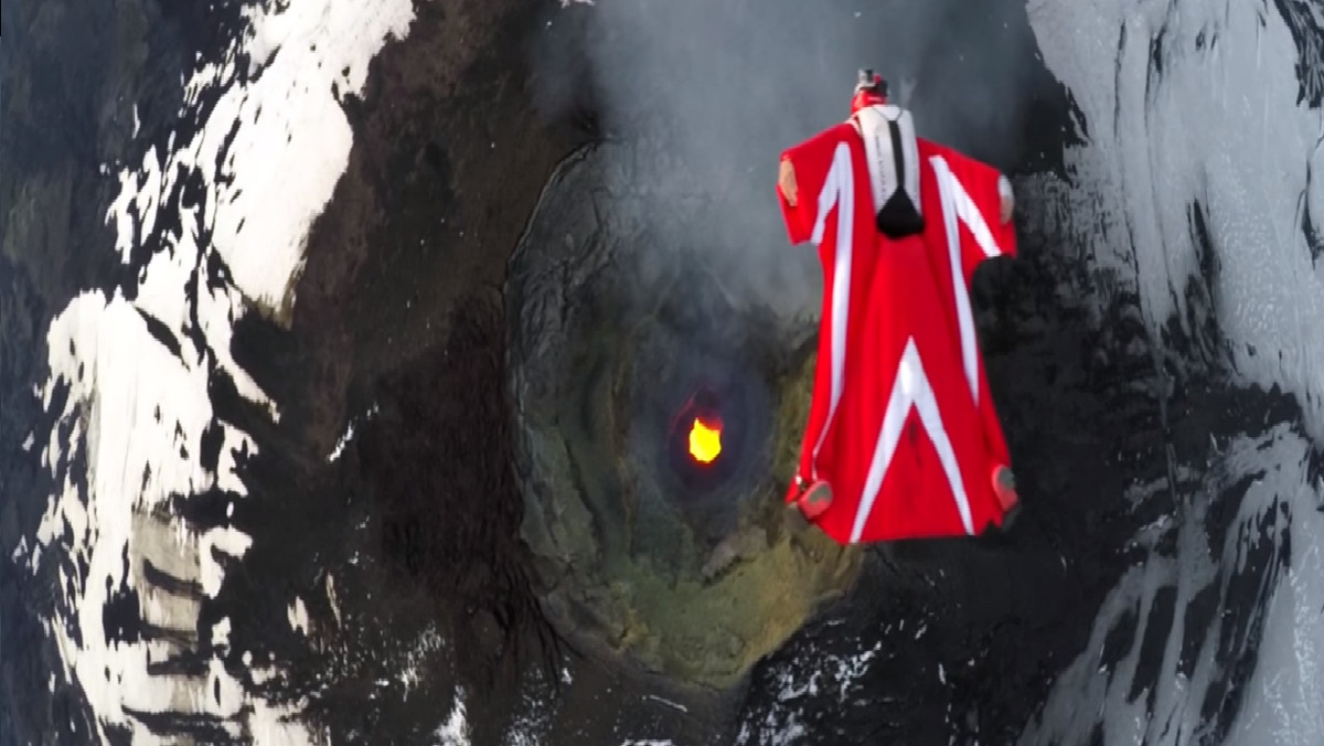 Wingsuit to nietypowy sport, w którym skoczek ubrany w specjalny kombinezon wyskakuje z samolotu, a następnie szybuje w powietrzu. Mało ekstremalnie? Z takiego założenia wyszła Roberta Mancino, która przeleciała nad wulkanem Villarrica.